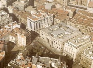 Tras el periodo de amplia conflictividad de principios del siglo XIX (guerra napoleónica y primera carlista) el reinado de Isabel II se caracterizó por dotar a Madrid de edificios definitivos para muchas instituciones que el estado liberal había ido ensayando en los años previos en otras ubicaciones. El Congreso de los Diputados es una de ellas. Surgió del solar de uno de los conventos desamortizados, y aquí lo vemos en una imagen de finales del siglo XX, antes de las últimas ampliaciones. (Gabinete de Publicaciones del Congreso)