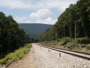 El ferrocarril de la sierra Norte, a su paso por Robregordo camino de Burgos. Fue una de las principales obras de la dictadura de Primo en la provincia de Madrid. A día de hoy, se halla semiabandonado. Foto: Juan Pedro Esteve García.
