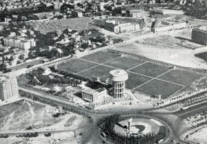 Muchas de las actuaciones urbanísticas del primer franquismo se basaron en finalizar proyectos diseñados o iniciados por la República, como los que afectaban a la zona del Hotel del Negro (actual Plaza de Castilla): prolongación del Paseo de la Castellana y terminación del nuevo trazado del Canal de Isabel II, o “canal Alto”. Foto: Boletín de Información del antiguo Ministerio de Obras Públicas.