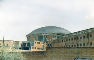 Cúpula de la Prisión Provincial de Carabanchel, construida por la dictadura para sustituir a la desaparecida Cárcel Modelo de la plaza de la Moncloa. Alojó a delincuentes comunes y a represaliados del bando perdedor de la Guerra Civil. Foto: Juan Pedro Esteve García.