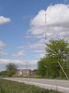 Radio Nacional de España empezó como una emisora de campaña en Salamanca destinada a enviar propaganda franquista al Madrid sitiado. Ya acabada la guerra, ubicó sus antenas estables en las inmediaciones de Arganda del Rey, instalaciones que todavía se mantienen para emisiones nocturnas o experimentales. Foto: Juan Pedro Esteve García.