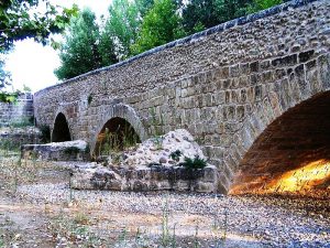 Puente romano de Talamanca del Jarama, hoy sin río por una desviación del cauce. Foto: Anita1000, Wikimedia Commons.