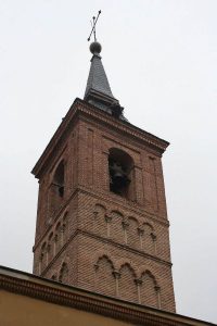 Iglesia de San Nicolás de los Servitas (nombre actual), uno de los edificios más antiguos de Madrid. La parte superior es una ampliación, pero las hiladas de arcos ciegos son medievales. Foto: Julio Real González.