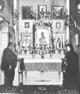 El Sr. Marazuela y su hija en la Capilla del Niño