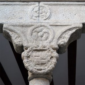 Renaissance courtyard of the Museum of Origins: coat of arms, now very deteriorated, on the medallion of one of the capitals.