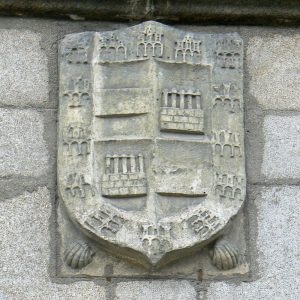 Houses in the Plaza de la Villa: coat of arms on the main doorway, above the voussoir lintel.