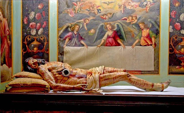 Vista del Cristo Yacente Eucarístico, esculpido por Gaspar Becerra hacia 1564, en su Capilla del Monasterio de las Descalzas Reales, de Madrid. Fuente: http://artevalladolid.blogspot.com.es/ 