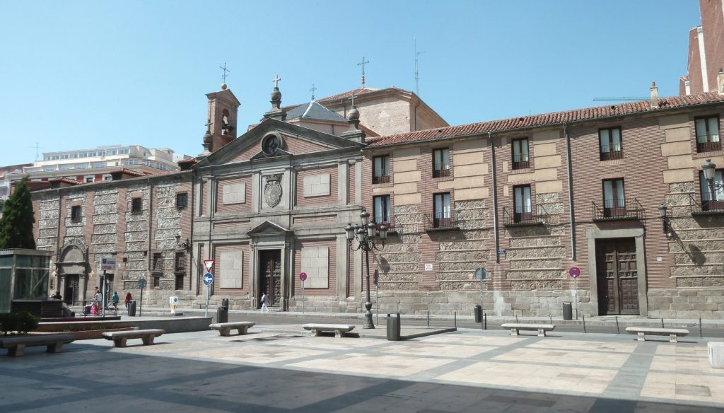 Fachada principal del Real Monasterio Convento de la Asunción de Religiosas Clarisas de las Descalzas Reales. Fotografía por Luis García