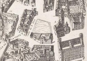 Las operaciones de reforma urbanística suelen ser traumáticas para los cascos viejos de las poblaciones. Para el caso de Madrid-centro, la caída de la monarquía isabelina en 1868 supuso el inicio real de muchos de los trabajos previstos en la década anterior por los gobiernos de Isabel II. Llegó el derribo de multitud de edificios, de casi todo lo que quedaba de las viejas murallas, y la apertura de nuevos viales. En la zona que aparece retratada en este fragmento del venerable plano de Teixeira, hubo más cambios en el último cuarto del siglo XIX que en los dos siglos anteriores, y casi solo nos resulta reconocible como superviviente el palacio de la esquina inferior derecha, que alberga el Consejo de Estado y la Capitanía Militar.