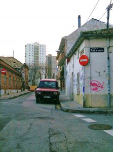 Un siglo más tarde de todo aquello, fueron los pueblos de los alrededores de Madrid los que sufrieron transformaciones y contrastes similares. Si en la Villa y Corte aparecieron el Viaduucto y la Catedral de la Almudena cambiando radicalmente el "skyline" del casco antiguo, en Fuencarral, varios kilómetros al norte, aparecieron enormes torres de pisos a pocos metros de las casas originales. Si prospera la llamada "Operación Chamartín", en las primeras décadas del siglo XXI se espera que aparezcan otras torres, de oficinas, que a su vez dejen empequeñecidas a las del siglo XX. Foto: Juan Pedro Esteve García, invierno 2015-2016.