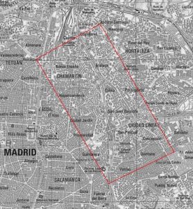 FIG 2: Sobre la hoja 559 del Mapa Topográfico Nacional actual hemos marcado, en línea roja, el territorio cubierto por el plano anterior, como evidencia de los cambios llegados en el siglo XX: La Ciudad Lineal ha dejado de ser una isla en medio de campos, y ahora todo está urbanizado. En esos años, hubo más iniciativas de vivienda obrera, pero ya de calidad muy inferior, basadas en hacinar población a lo bestia en bloques de diseño muy espartano.