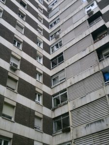 En la década de 1970 la gran polarización social heredada del siglo XIX fue desapareciendo, y frente al modelo dualista de "gente bien" y "pringados" fue surgiendo una clase media urbana, con un nivel cultural bastante aceptable (gracias en gran parte a las reformas de Villar Palasí en la educación), nuevos gustos estéticos y deseo de convergencia con Europa, lo que abrió el camino para la posterior Transición democrática. Los bloques de pisos seguían siendo verdaderas colmenas para humanos, pero ya se construían con unos materiales algo mejores que los de los años 60. Estos de la imagen, en la Ciudad Residencial de Altamira (Avenida de El Ferrol) nacieron en unos años en los que todavía se veían por la zona rebaños de ovejas y carros movidos por animales de tiro, como vestigio de lo que habían sido el viejo Fuencarral y el viejo Chamartín. Foto: Juan Pedro Esteve García, invierno de 2015-2016.
