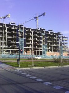 A partir de 2008, con la crisis económica, y de 2011, con el inicio de la gran crispación política, este es el paisaje habitual en los terrenos de los "13 pueblos" que habían quedado por edificar desde las etapas anteriores. El estallido de la "burbuja inmobiliaria" y la demolición sin piedad de las clases medias pillaron a verdaderos mares de grúas y esqueletos de bloques a medio construir. Poco a poco, algunos se van terminando. Otros, sin embargo, han quedado como testigos inútiles de una época demencial. Los que vemos en la imagen son del Monte Carmelo, zona que va adquiriendo cierta vida. En cambio, en la zona limítrofe de Vicálvaro con Rivas han quedado calles enteras, con su pavimento y sus farolas, esperando a Godot en medio de un erial. ¿Futuro emplazamiento de cementerios para cuando se agote el de La Almudena?. Foto, Juan Pedro Esteve García, 2015.