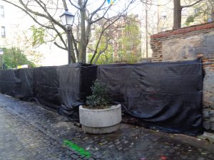 FOTO 3: Valla de obra enlonada que cierra el solar de la C/Almendro, nº 3, que cobija un pequeño tramo de muralla.