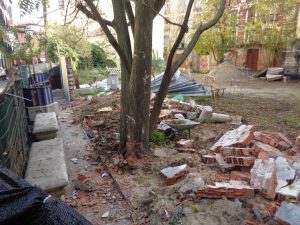 FOTO 4: Tapia de cerramiento moderna recién derribada.