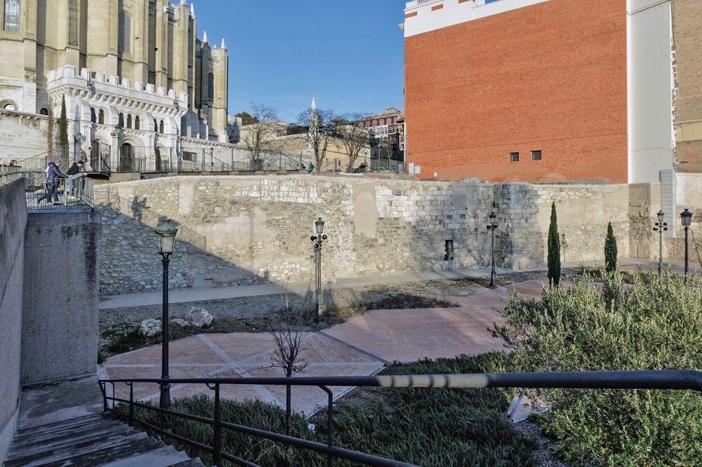 Muralla árabe de Madrid en el Parque del Emir Mohamed I.