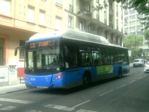 Autobús de la línea Circular C2 de la EMT en la calle de Beatriz de Bobadilla. El paso de esta línea de autobuses por esta calle en vez de por la Avenida de la Moncloa es una consecuencia de los reajustes de tráfico hechos en febrero de 1990 en la Ciudad Universitaria y sus accesos.