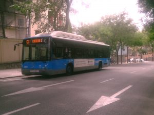 Los autobuses de la línea Circular C1 (la que da vueltas a Madrid en el sentido de las agujas del reloj) siguen pasando por la Avenida de la Moncloa sin variación alguna de su ruta.