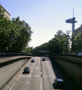 Túnel de la glorieta de Cristo Rey. Su terminación supuso un importante alivio para encauzar el tráfico este-oeste de Madrid, pero los atascos que se originaron durante su construcción llevaron a la construcción de la carretera provisional del Botánico.