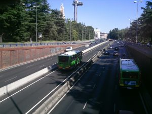 La Carretera de Madrid a La Coruña experimentó grandes modernizaciones en las décadas de 1980 y 1990, de las que se puede destacar el carril express para autobuses que discurre por la parte central, completamente segregado del resto del tráfico.