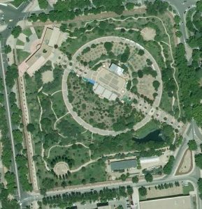 El actual Real Jardín Botánico Alfonso XIII. La vía peatonal que lo atraviesa, y que forma una diagonal desde la esquina noroeste hasta el eje de la avenida de Gregorio del Amo, sigue la misma ruta de la carretera provisional de 1990.