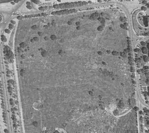 Vista aérea de la parcela reservada para el Botánico, tal como estaba en 1975. Hasta 1990 su aspecto no cambió gran cosa, por lo que fue utilizada alguna vez para festejos universitarios o mítines políticos. Foto: Visor Nomecalles de la Comunidad de Madrid.