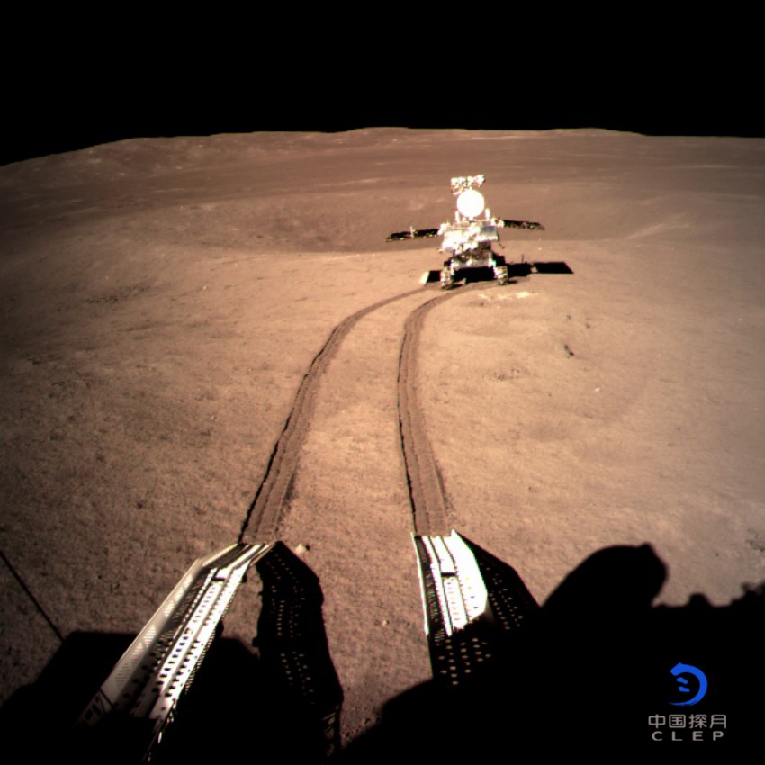 Vehículo Yutu 2 transmitiendo las primeras imágenes al separarse de la Chang´e 4. Al contrario de lo que se ha dicho estos días en algunos medios, no son las primeras imágenes “de” la cara oculta de la Luna, sino “desde” la superficie de la cara oculta de la Luna, pues ambas caras han sido ampliamente sobrevoladas desde el lanzamiento de las sondas rusas Luna en 1959. Tampoco existe ninguna “cara oscura” de la Luna, sino una cara oculta que no podemos ver desde la Tierra, pero esa cara tiene sus períodos de luz y de oscuridad al igual que la visible. Procedencia: CNSA, Administración Nacional del Espacio de China.