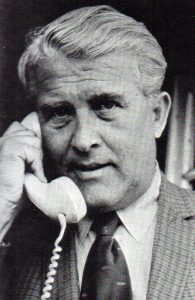 Retrato de Wernher von Braun respondiendo al teléfono.