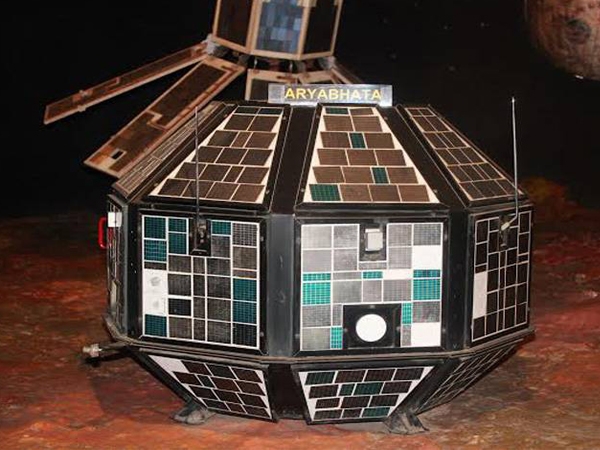 El primer satélite hindú: el Aryabhata. 