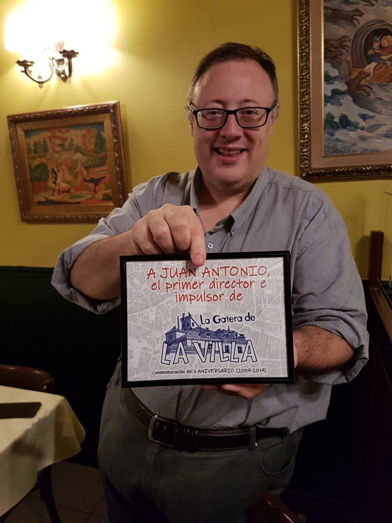 Entrega diploma a Juan Antonio