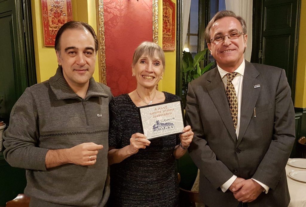 Entrega diploma a Anne