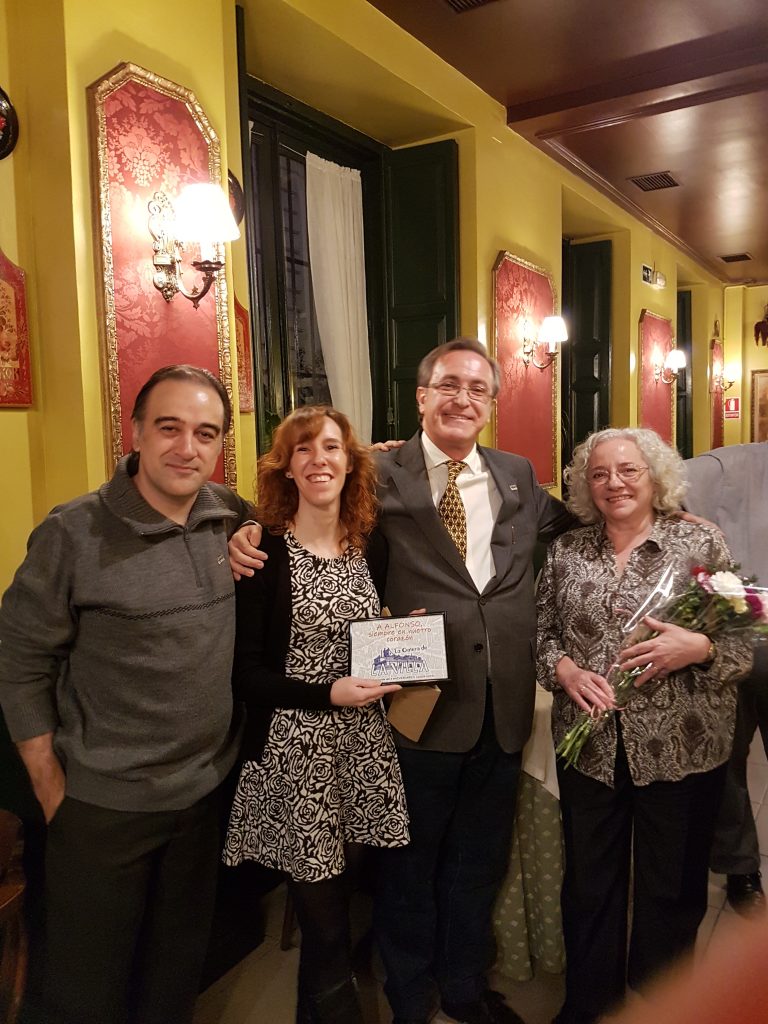 Entrega diploma a Elvira y a Amable