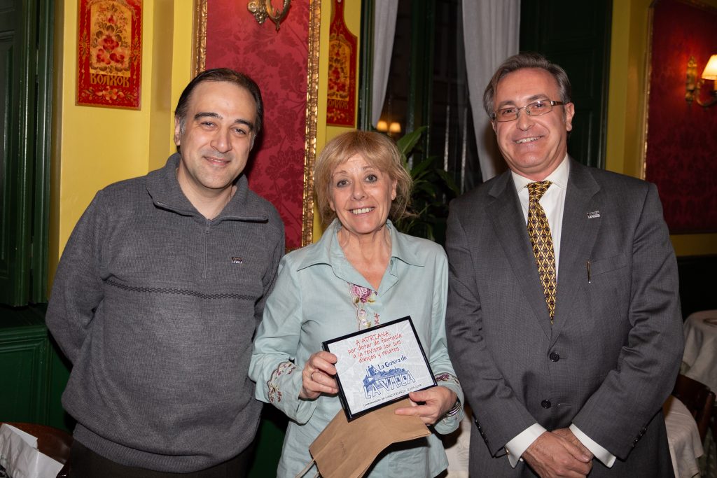 Entrega diploma a Adriana
