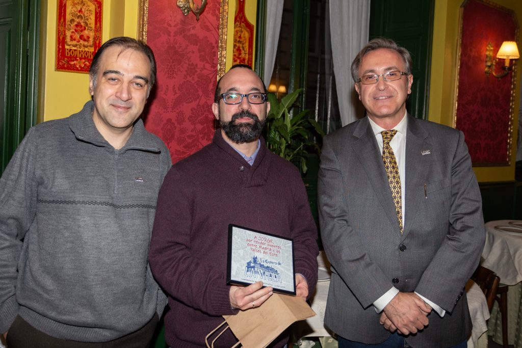 Entrega diploma a Jorge