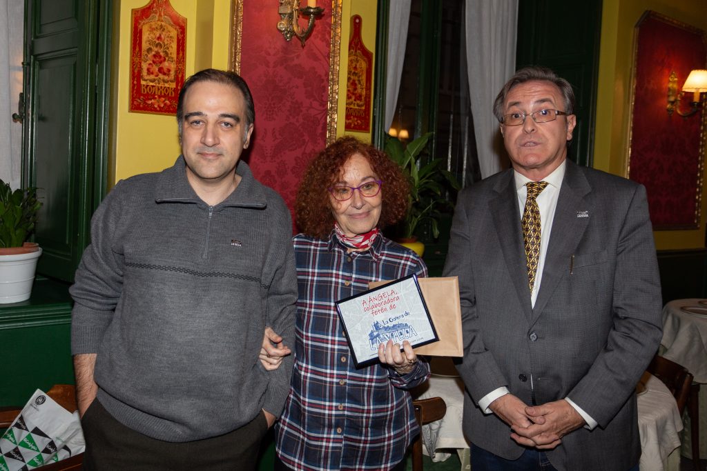 Entrega diploma a Ángela