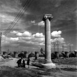 Columna jónica. Fotografía de Cas Oorthuys hacia 1955