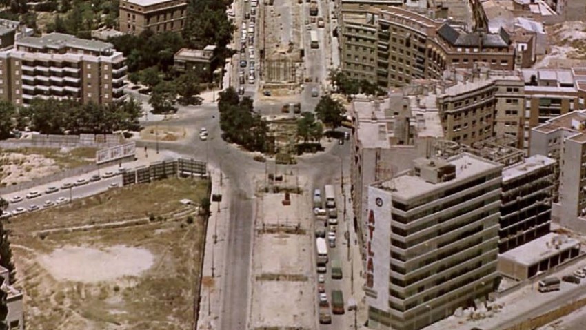 La intersección de las Rondas con la calle de López de Hoyos, durante las primeras fases de la construcción del puente. Foto: Revista Villa de Madrid, año 1969, número 28. En la esquina inferior izquierda de la foto asoma un trozo de la antigua “Acequia de riegos del Este” del Canal de Isabel II.