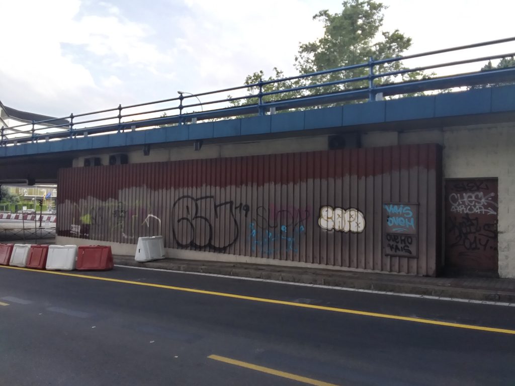 Curiosidad de éste puente es el local que se construyó debajo del tablero para albergar durante un tiempo una oficina municipal de información sobre el túnel para automóviles que discurre por el subsuelo del lugar a modo de salida rápida hacia la A-2.