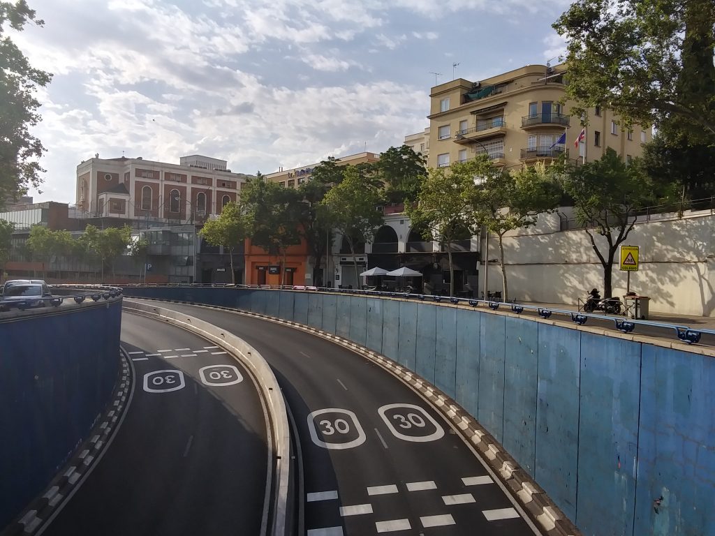 Rara imagen de los túneles de la República Argentina sin coches, al ser colaterales al puente que ha quedado sin servicio.