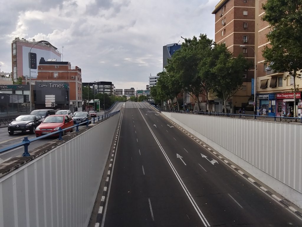 Rara imagen de los túneles de la Avenida de América sin coches, al ser colaterales al puente que ha quedado sin servicio.