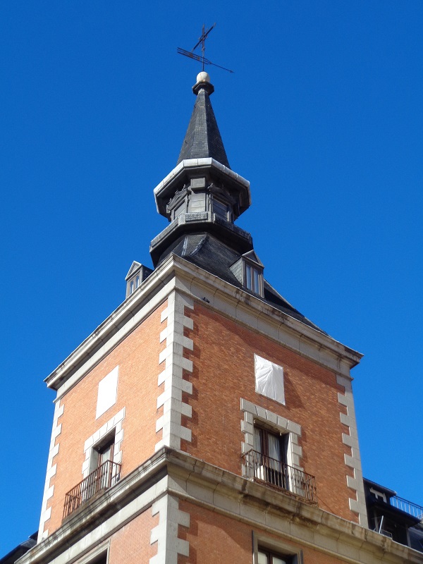 Torre esquinera occidental de la ampliación del Ministerio de AA.EE. mostrando la desaparición del escudo franquista meridional, y el ocultamiento del aún subsistente de la fachada oriental.
