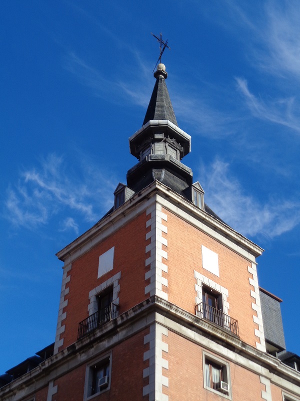Torre esquinera oriental, en el que se repite la situación de la anteriormente descrita: desaparición del escudo franquista meridional, y el ocultamiento del aún subsistente de la fachada occidental.