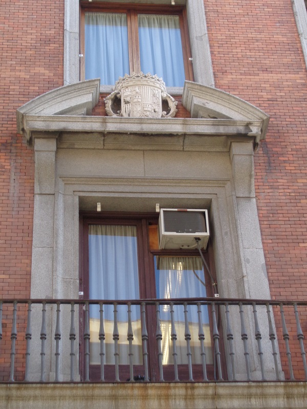 Blasón del régimen del Estado Español actualmente subsistente en el acceso de entrada a la ampliación del Ministerio de AA.EE., en la calle del Salvador.