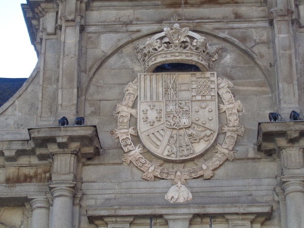 Gran escudo central de Carlos III que campea en el ático de la fachada-portada.