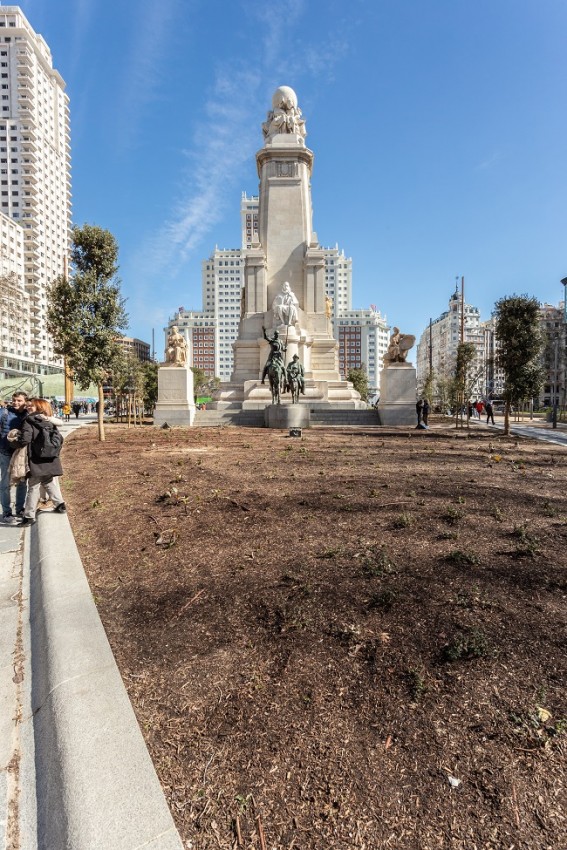 Monumento a Cervantes con el nuevo parterre en su frente. 