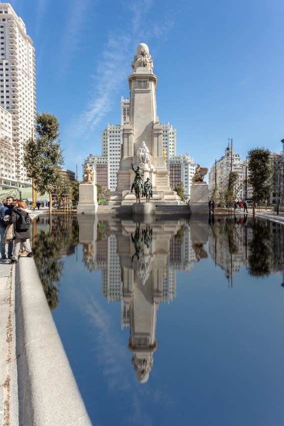 Recreación del Monumento a Cervantes con una nueva lámina de agua.