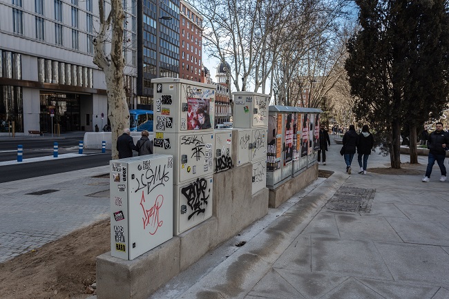 Hilera de armarios técnicos. Hace escasas fechas se han recubierto de una jaula “antivandalización”.