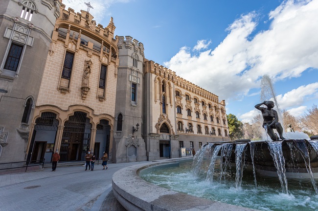  Ámbito de tránsito peatonal y rodado entre la fuente y el convento.