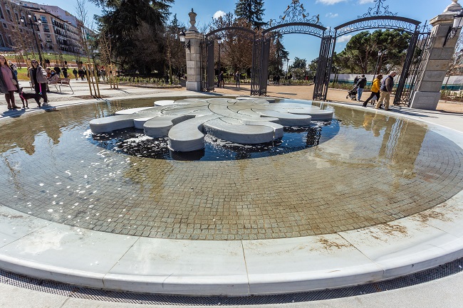 Imagen de la nueva fuente situada junto a la reinstalada puerta de acceso a los jardines de Sabatini.