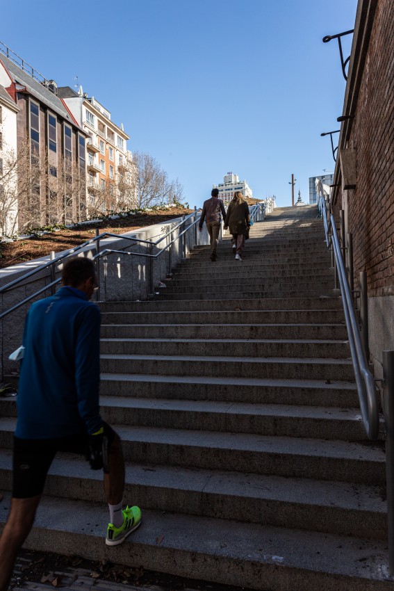Perspectiva de la escalinata meridional de acceso a la plaza de España y calle de Bailén desde la cuesta de San Vicente.